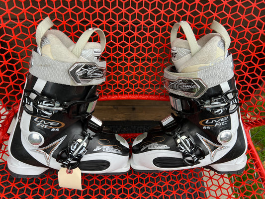 Ski Boots Mondo Size 23.5 Women Size 6.5 Atomic 279 mm White Black With Pull Straps and Adjustable Buckles Excellent