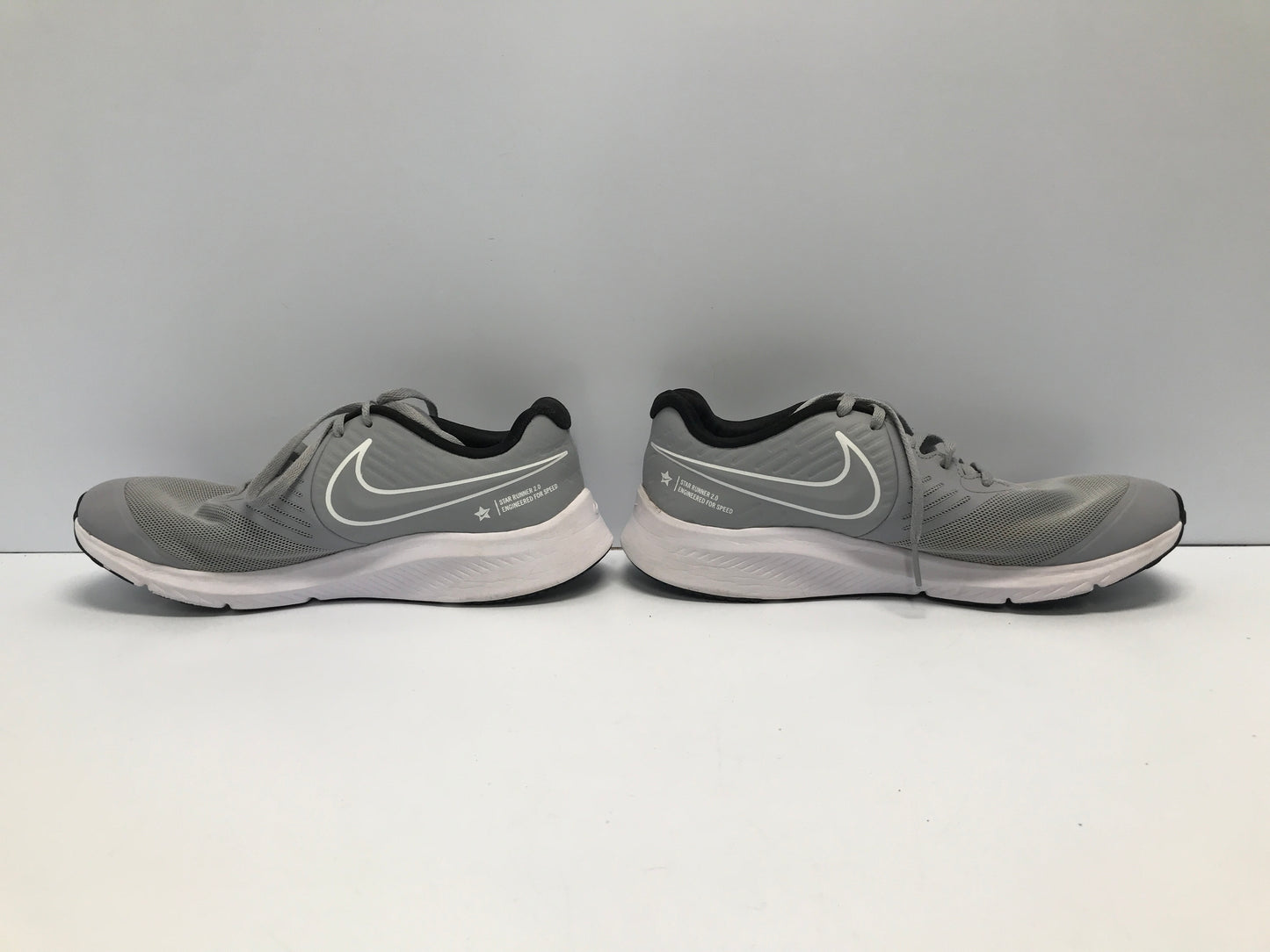 Shoes Runners Men's Size 7 Nike Grey White Excellent