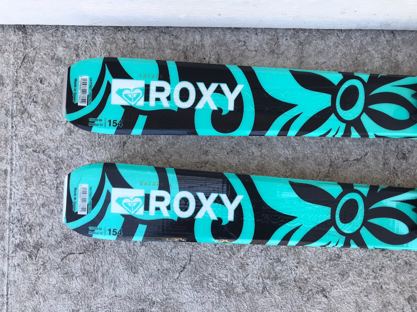 Ski 154 Roxy Teal Black  Parabolic with Bindings Excellent