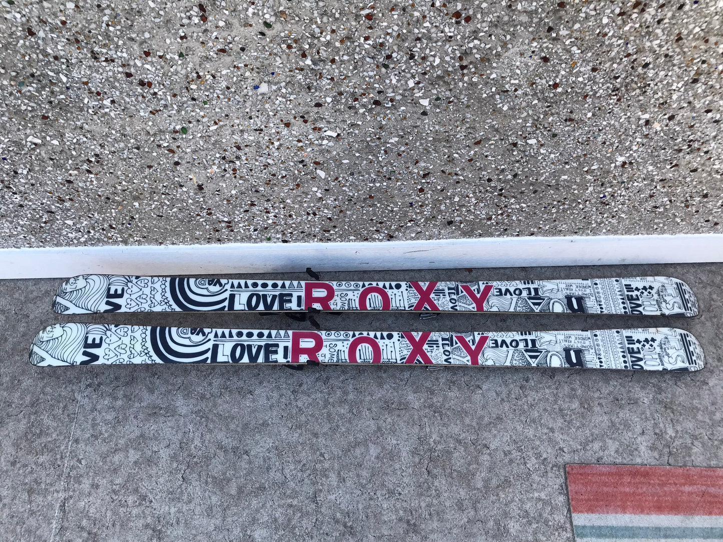Ski 170 Roxy Luv Twin Tip Black White Pink  Parabolic with Bindings Excellent