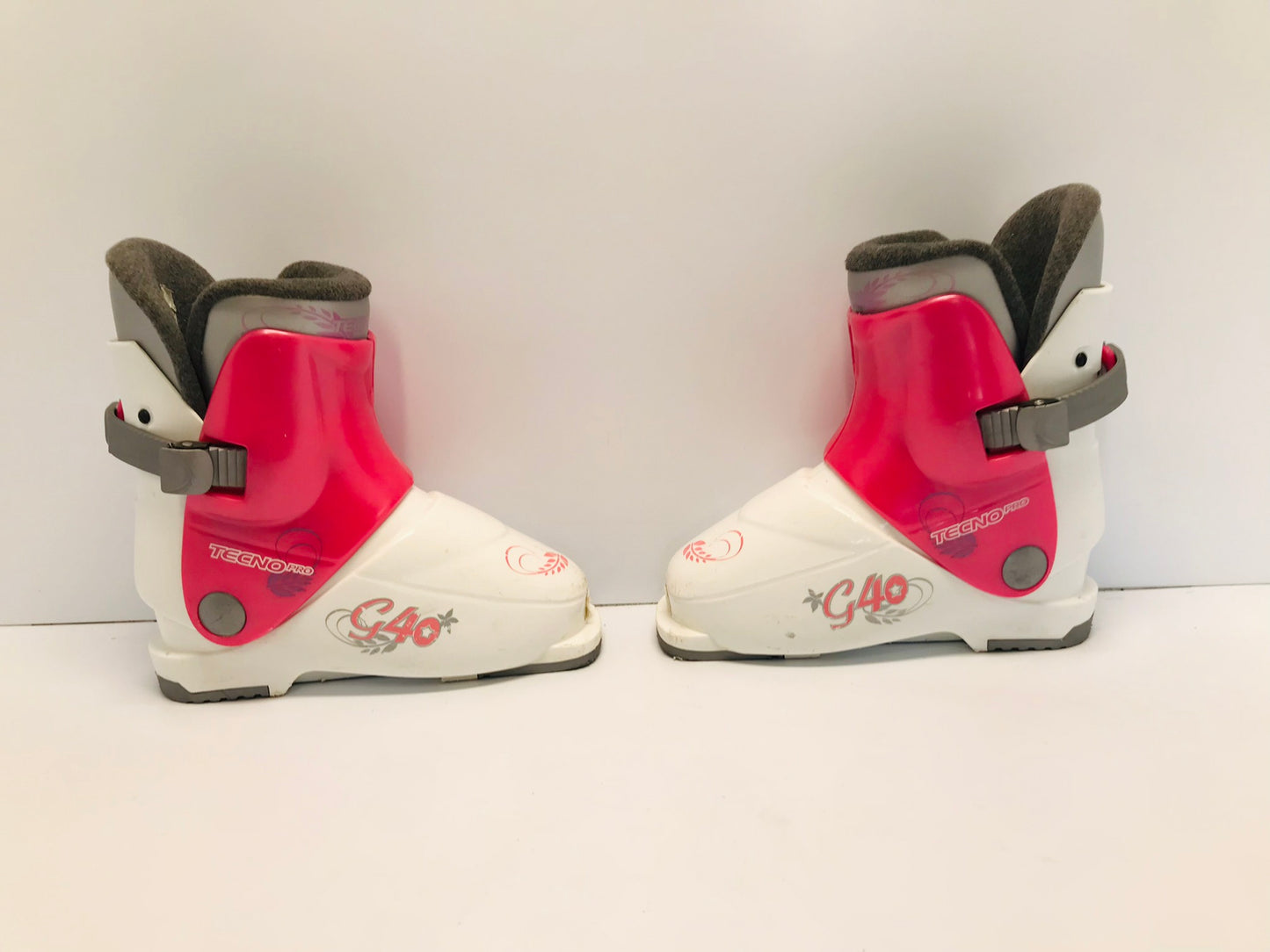 Ski Boots Mondo Size 19.0 Child Size 13-1  240 mm Tecno Pro Pink White