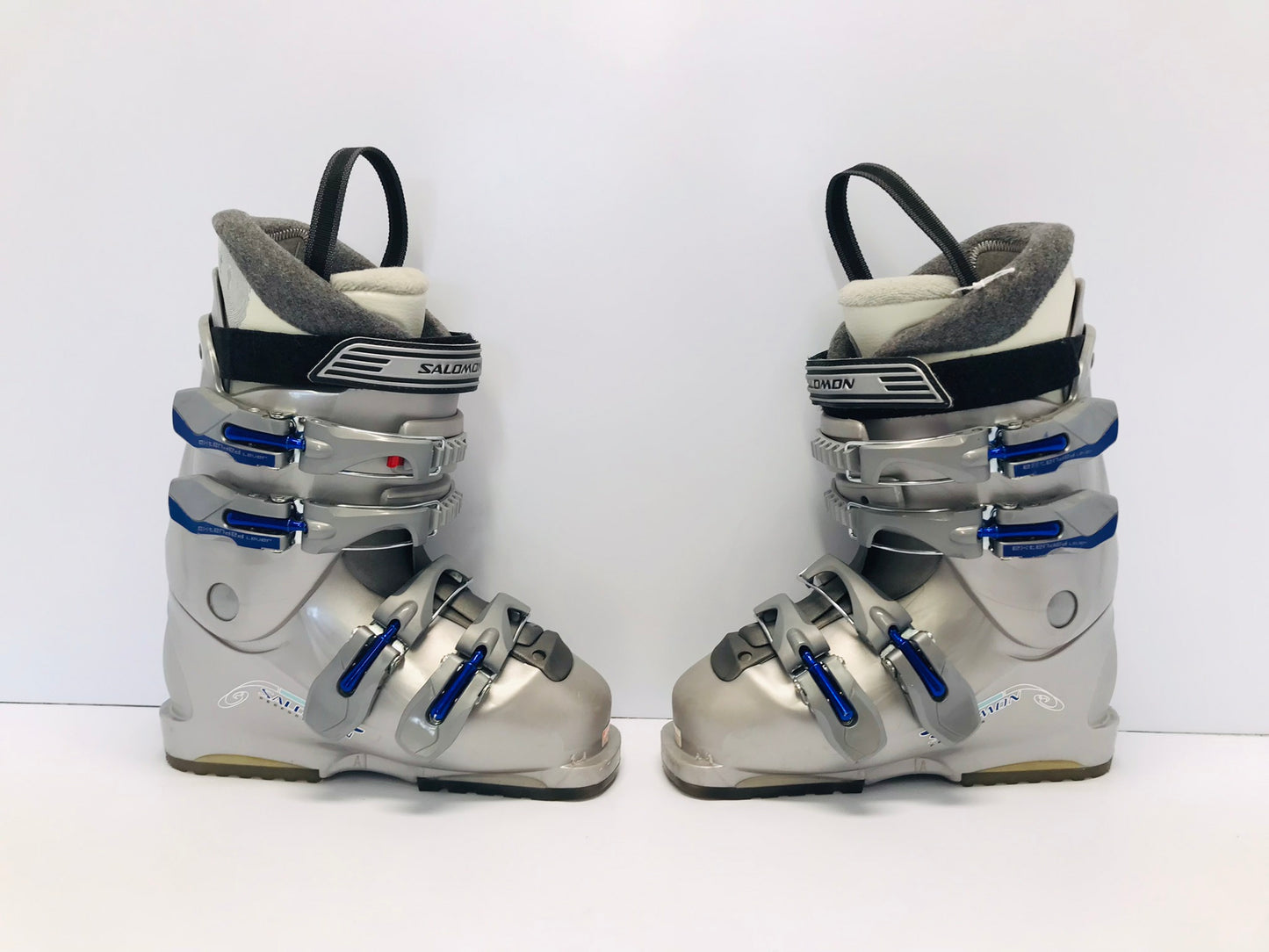 Ski Boots Mondo Size 22.5 Ladies Size 5.5 265 mm  Salomon Custom Silver Blue New Demo Model
