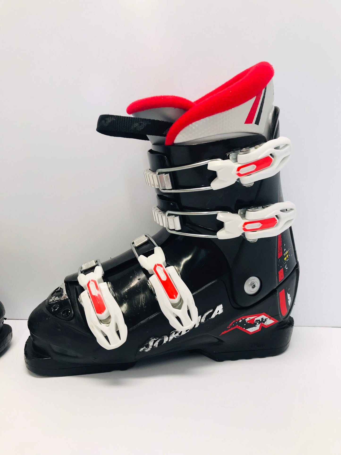Ski Boots Mondo Size 23.0 Child Size 5-6  270 mm Nordica Black Red