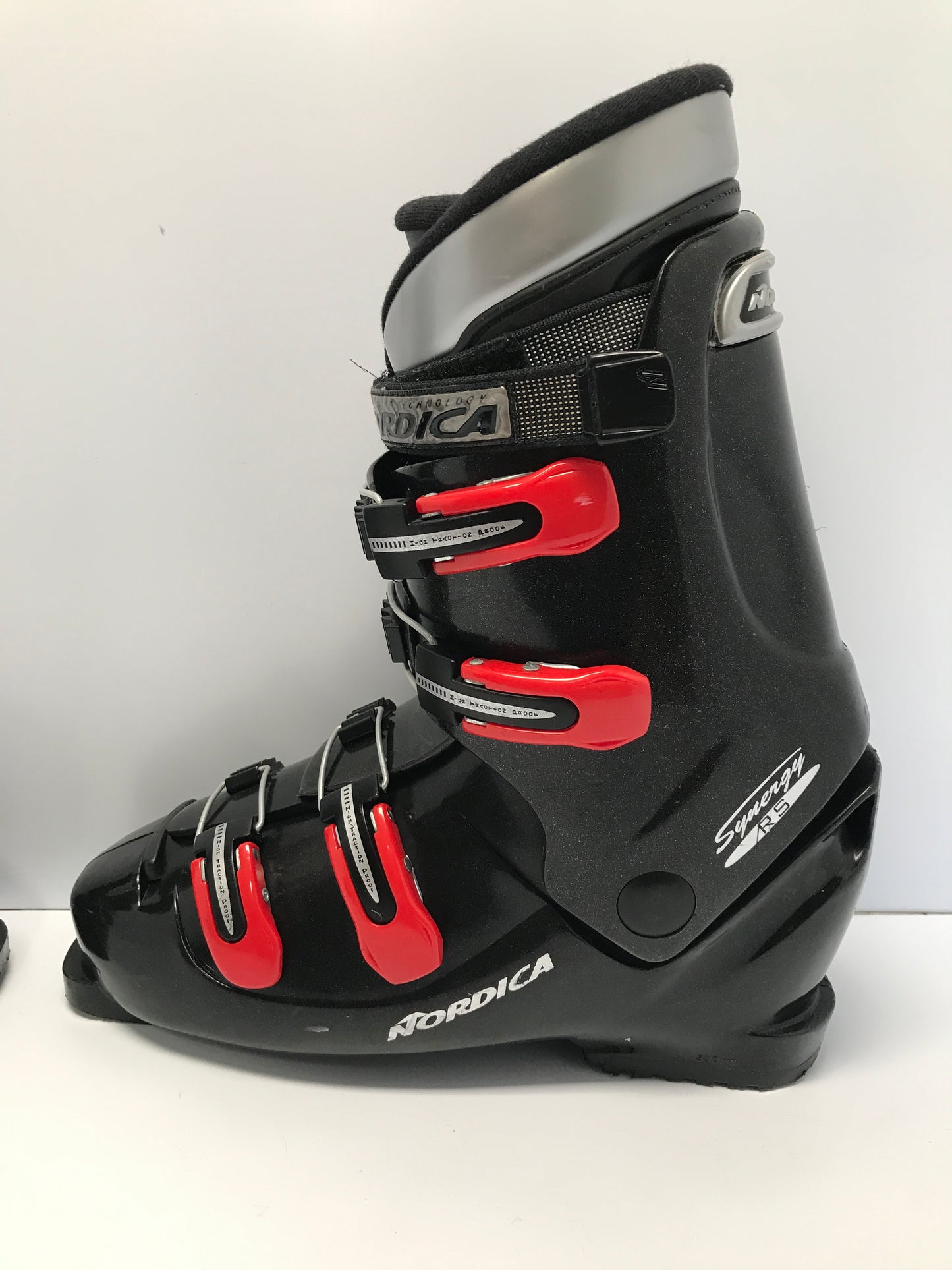Ski Boots Mondo Size 28.5 Men's Size 10.5 330mm  Nordica Black Red Excellent