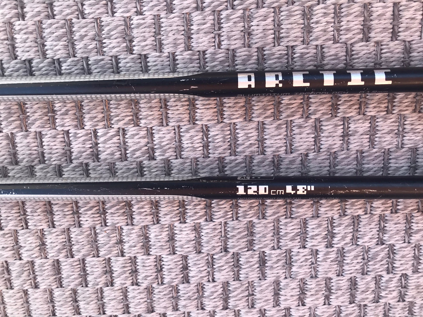 Ski Poles Adult Size 48 inch 120 cm Salomon Relic Black Grey Rubber Handles
