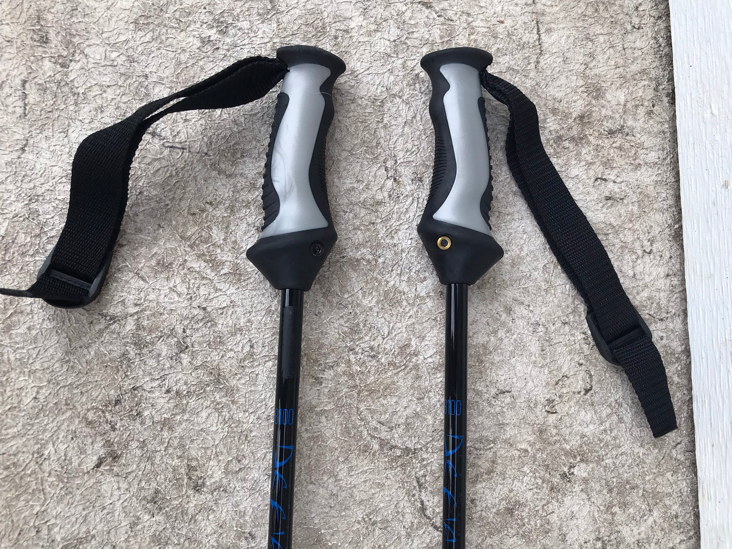 Ski Poles Adult Size 50 inch 125 cm Defiancne Black Blue Rubber Handle Excellent