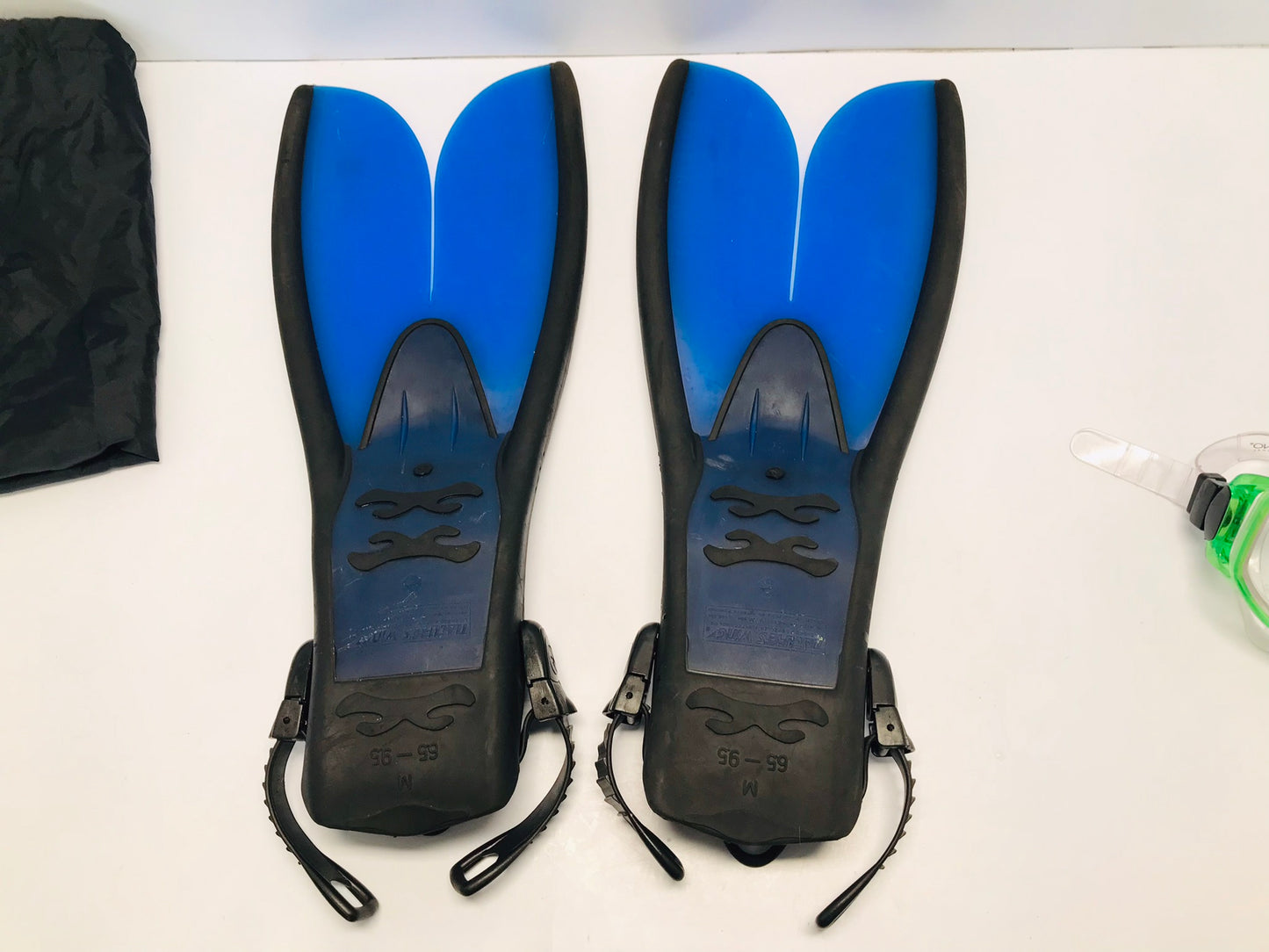 Snorkel Dive Fins Men's Shoe Size 6.5-9.5 Aqua Lung Blue Black Body Glove