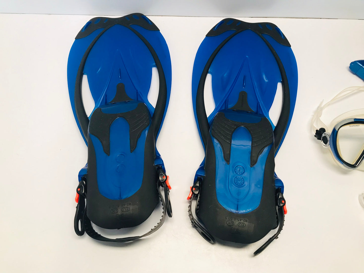 Snorkel Dive Fins Men's Shoe Size 9-13 Ladies Size 4.5-8.5  U.S. Divers Blue Black Like New