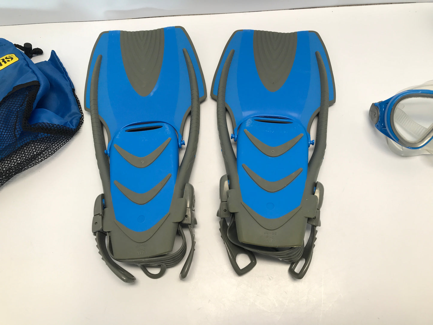 Snorkel Dive Fins Swim Set Child Size 3-6 Youth Shoe Size US Divers Blue Grey Excellent