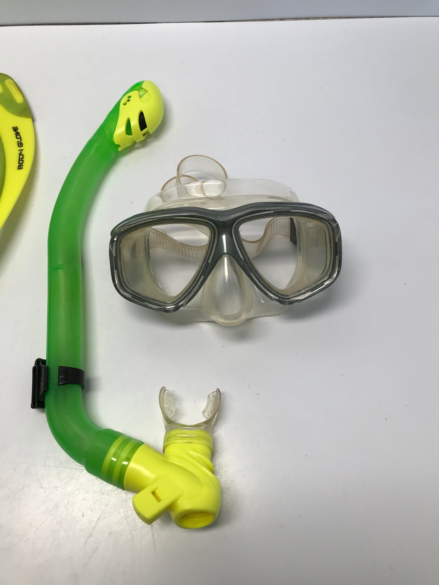 Snorkel Surf Fins Set Child Size 1-4 Body Glove Yellow Lime