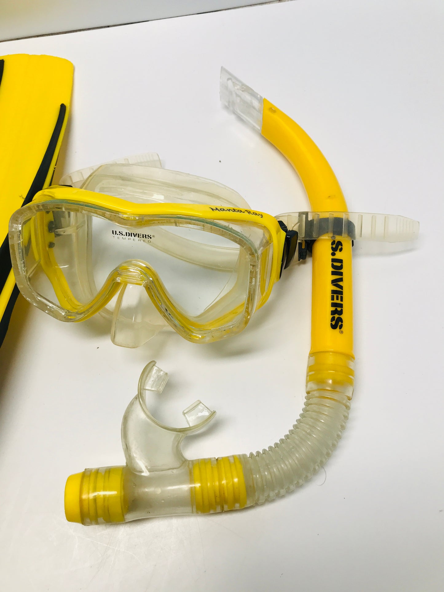 Snorkel Swim Surf Fins Set Men's Size 9-13 Adjustable US Divers Black Yellow Excellent