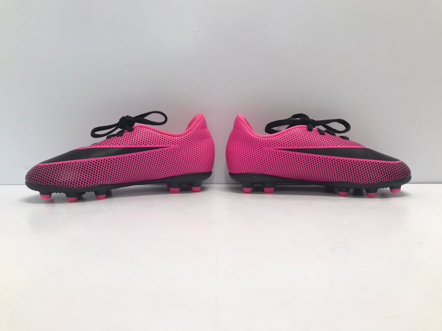 Soccer Shoes Cleats Child Size 11 Nike Fushia Pink and Black Like New