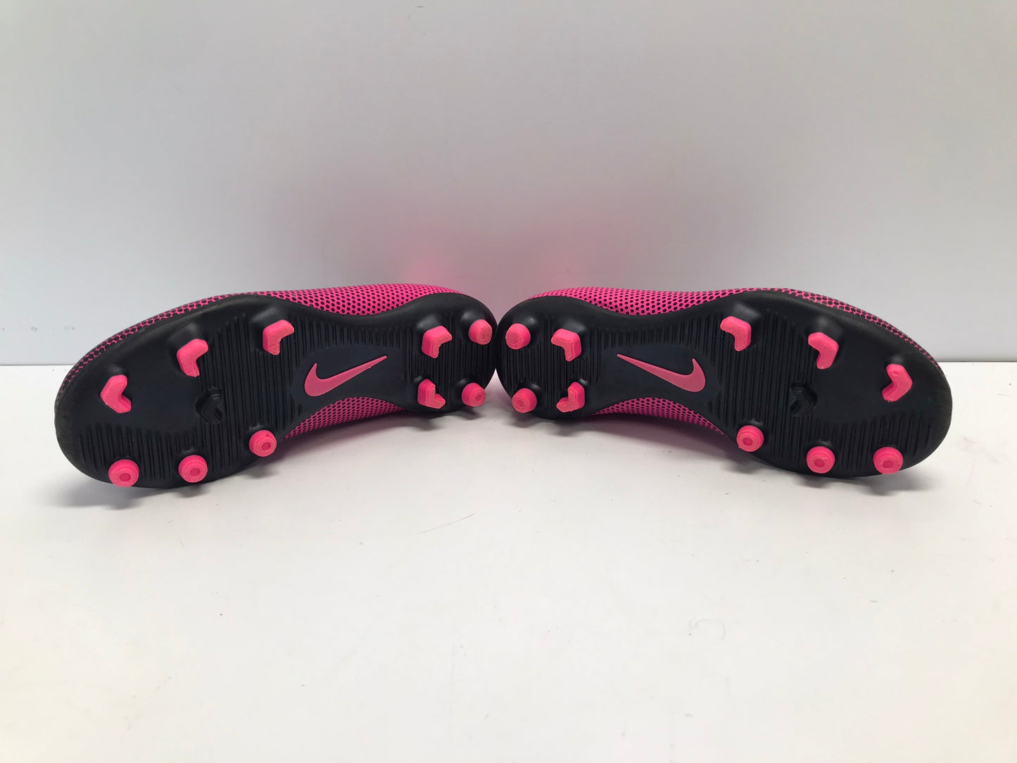 Soccer Shoes Cleats Child Size 11 Nike Fushia Pink and Black Like New