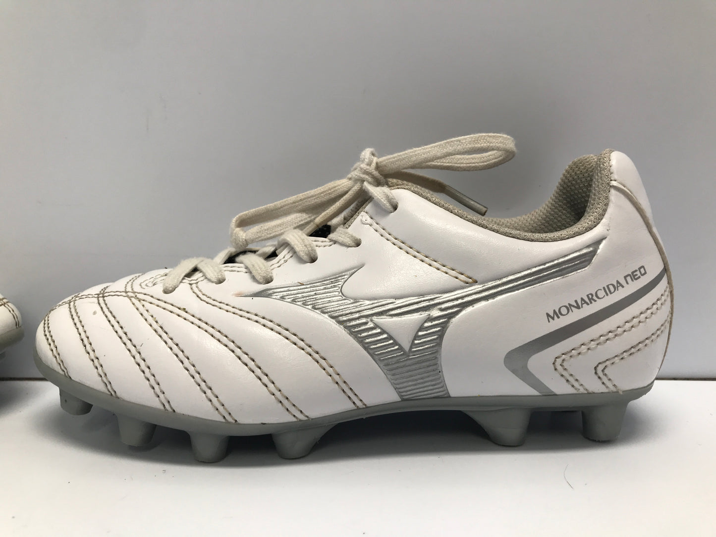 Soccer Shoes Cleats Child Size 2 Mizuno White Grey Excellent
