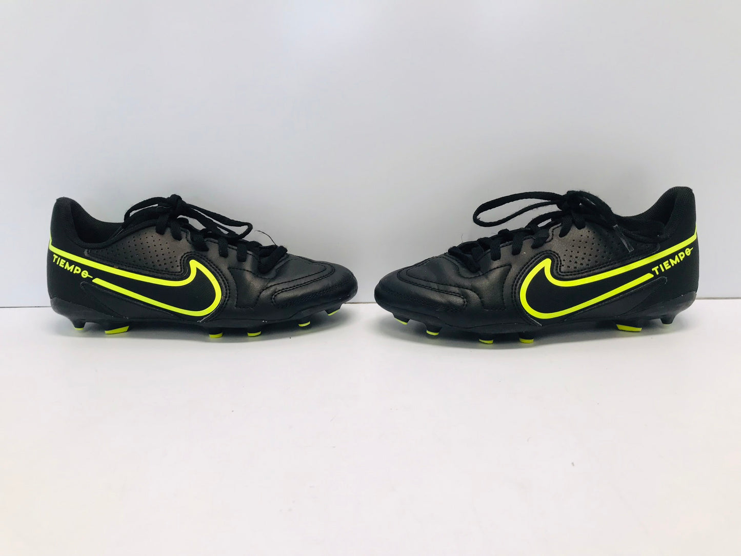 Soccer Shoes Cleats Child Size 3.5 Nike Tiempo Black Lime Excellent Like New