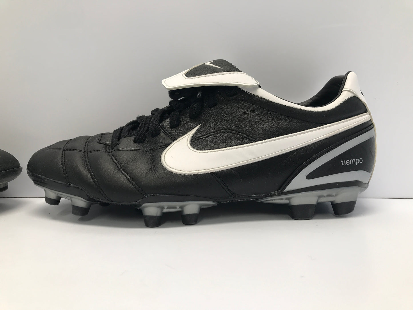 Soccer Shoes Cleats Men's Size 10 Nike Tiempo Black White Like New