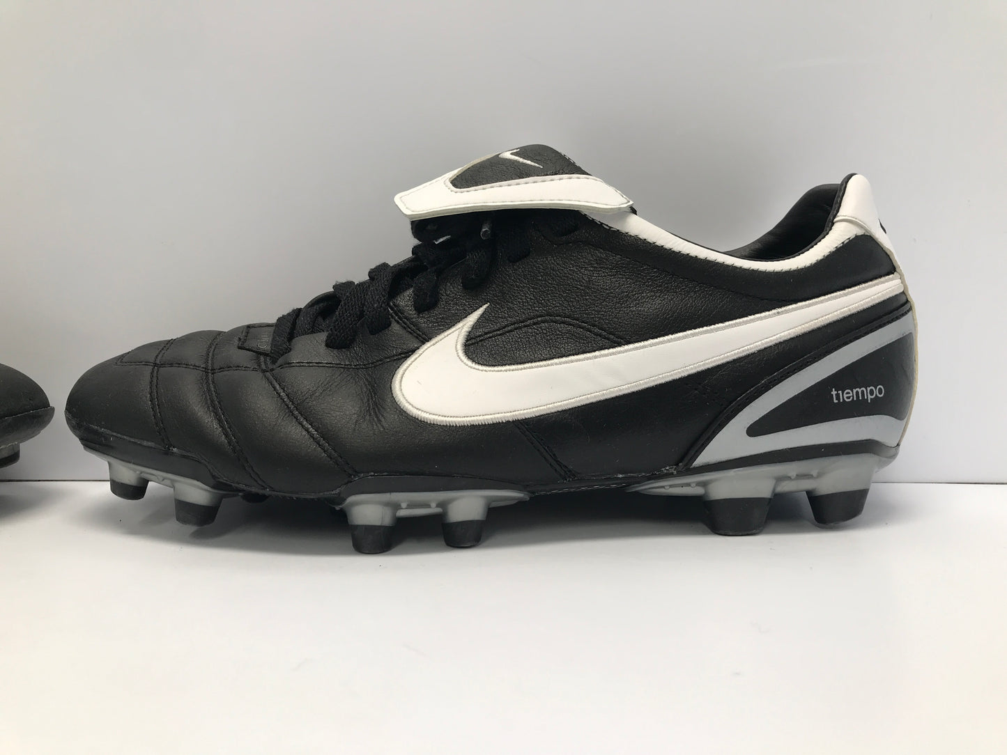 Soccer Shoes Cleats Men's Size 10 Nike Tiempo Black White Like New