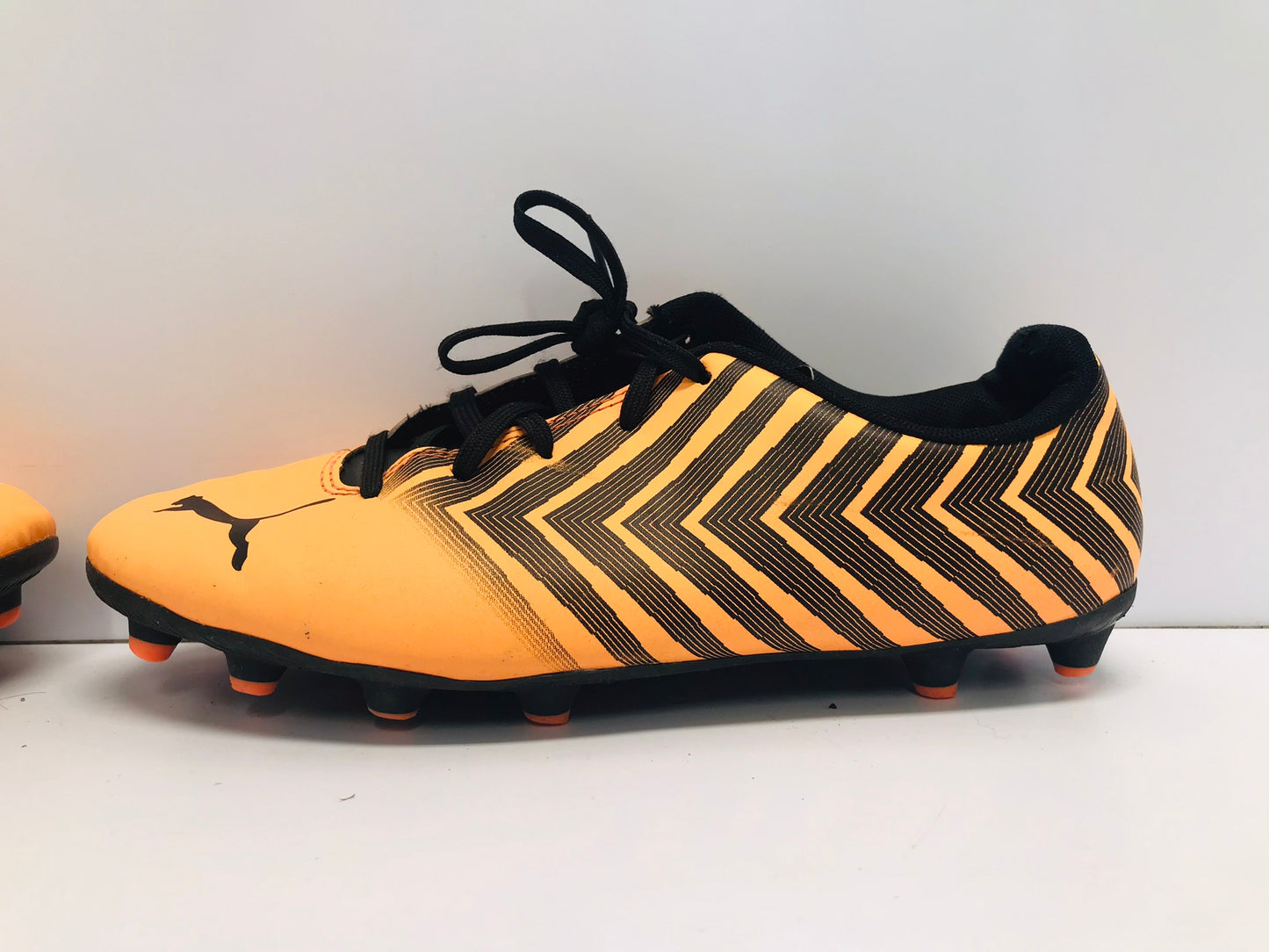 Soccer Shoes Cleats Men's Size 6 Puma Black Tangerine