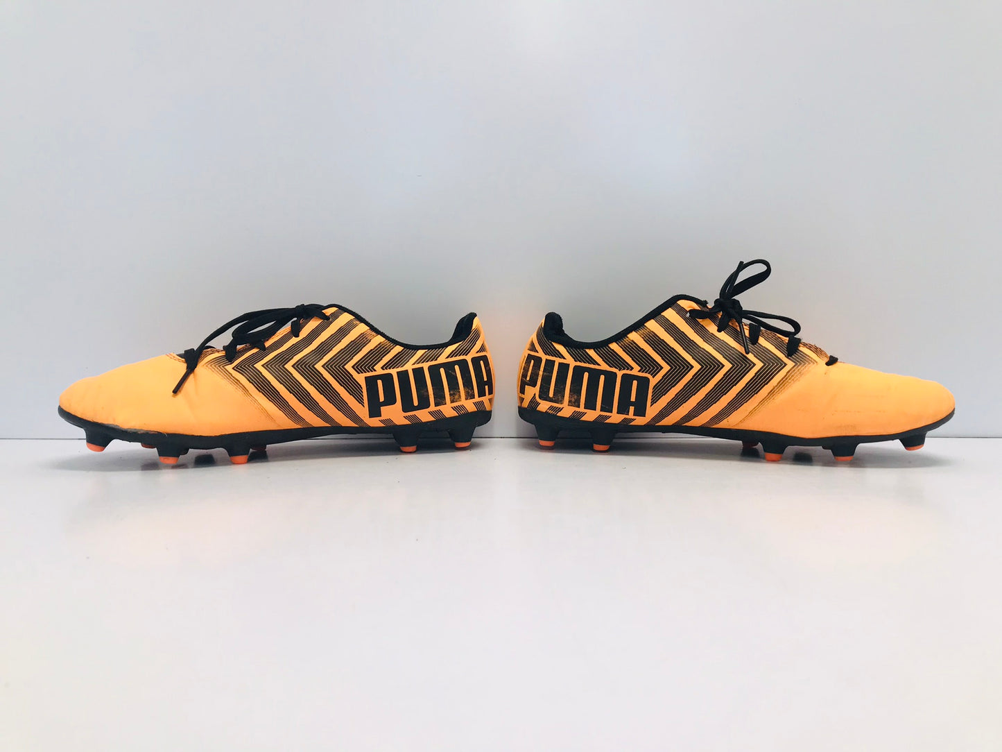 Soccer Shoes Cleats Men's Size 6 Puma Black Tangerine