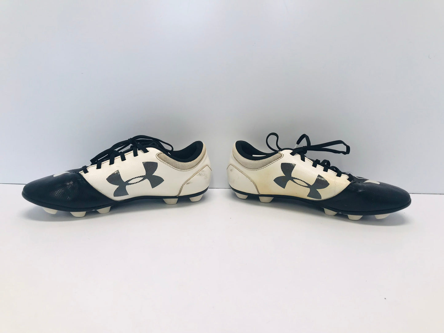 Soccer Shoes Cleats Men's Size 6 Under Armour  Black White
