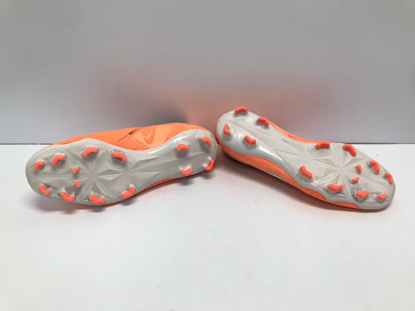 Soccer Shoes Cleats Men's Size 7.5 Nike Phantom Peach Excellent Quality