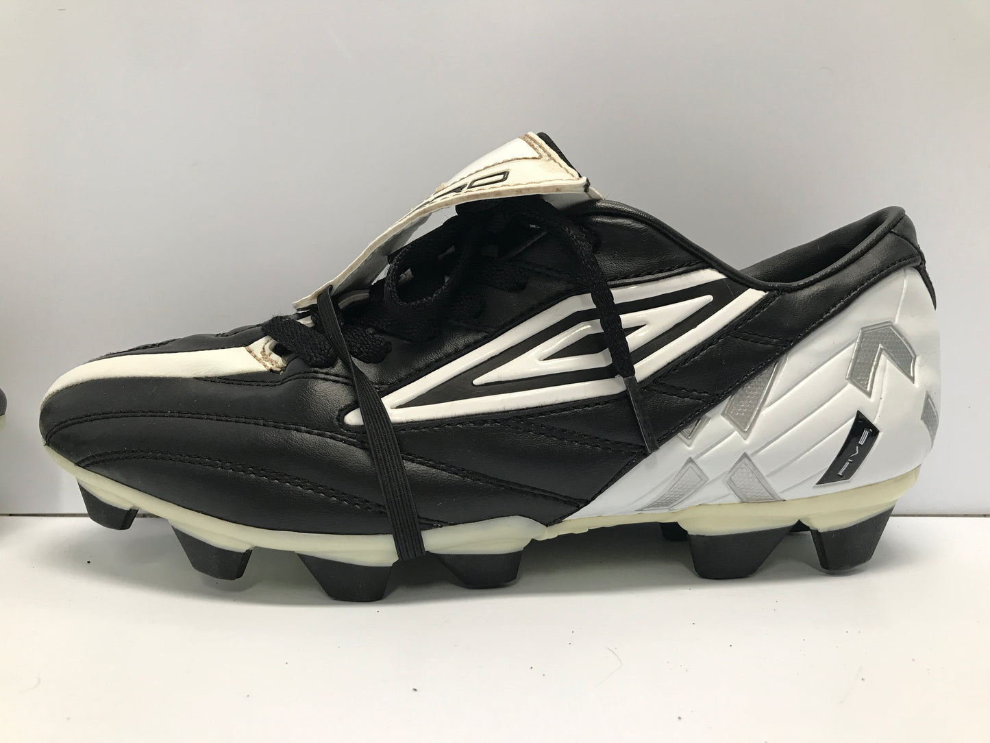 Soccer Shoes Cleats Men's Size 8.5 Umbro Wide Foot Black White  Excellent