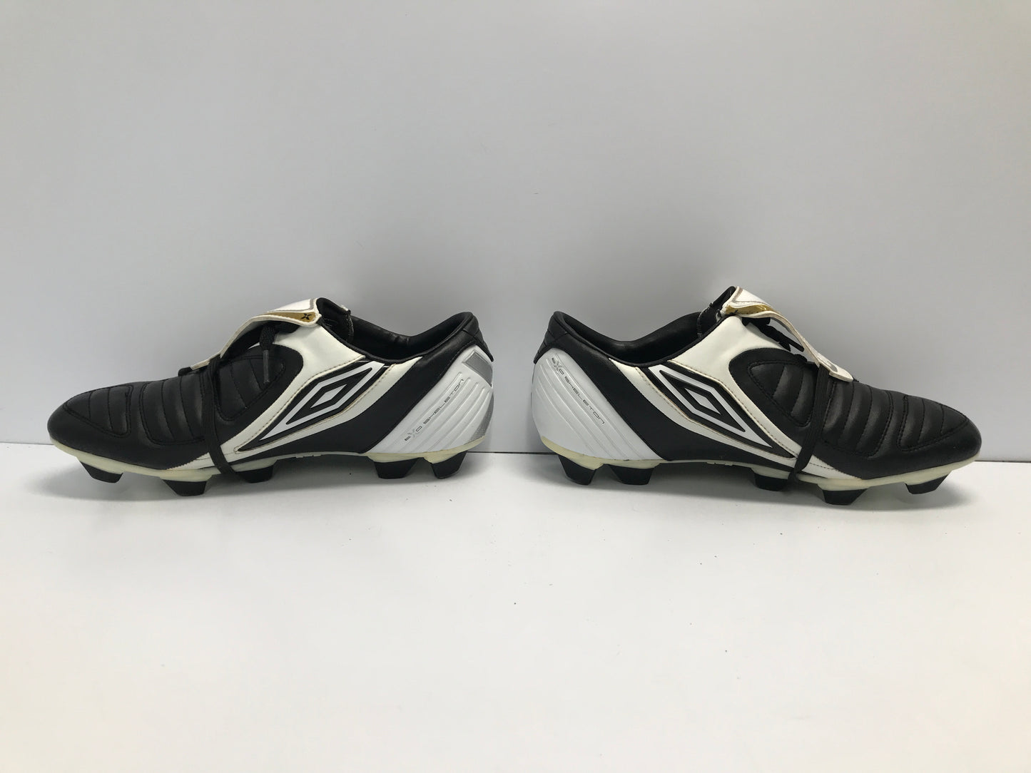 Soccer Shoes Cleats Men's Size 8.5 Umbro Wide Foot Black White  Excellent