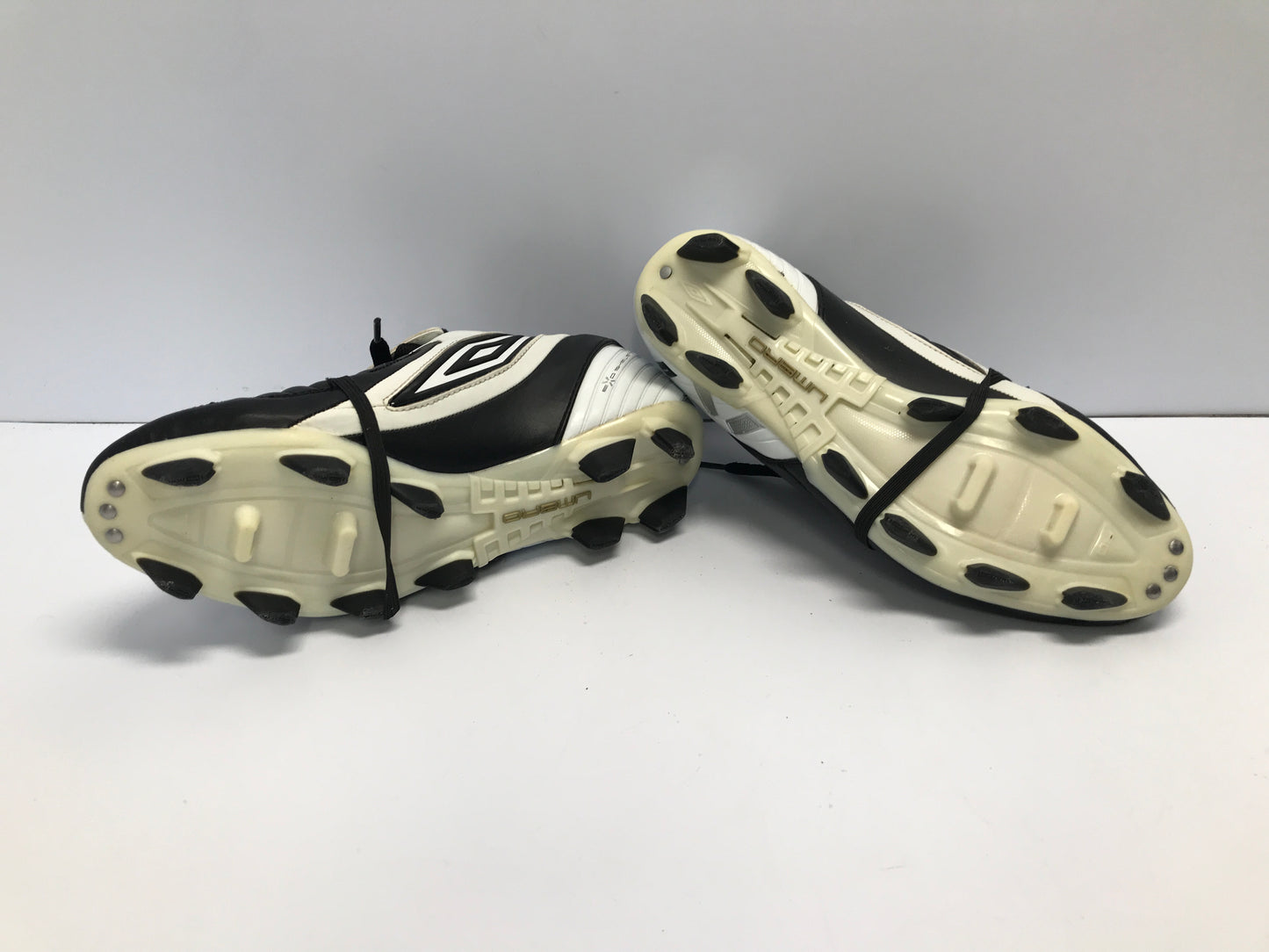 Soccer Shoes Cleats Men's Size 8.5 Umbro Wide Foot Black White  Excellent