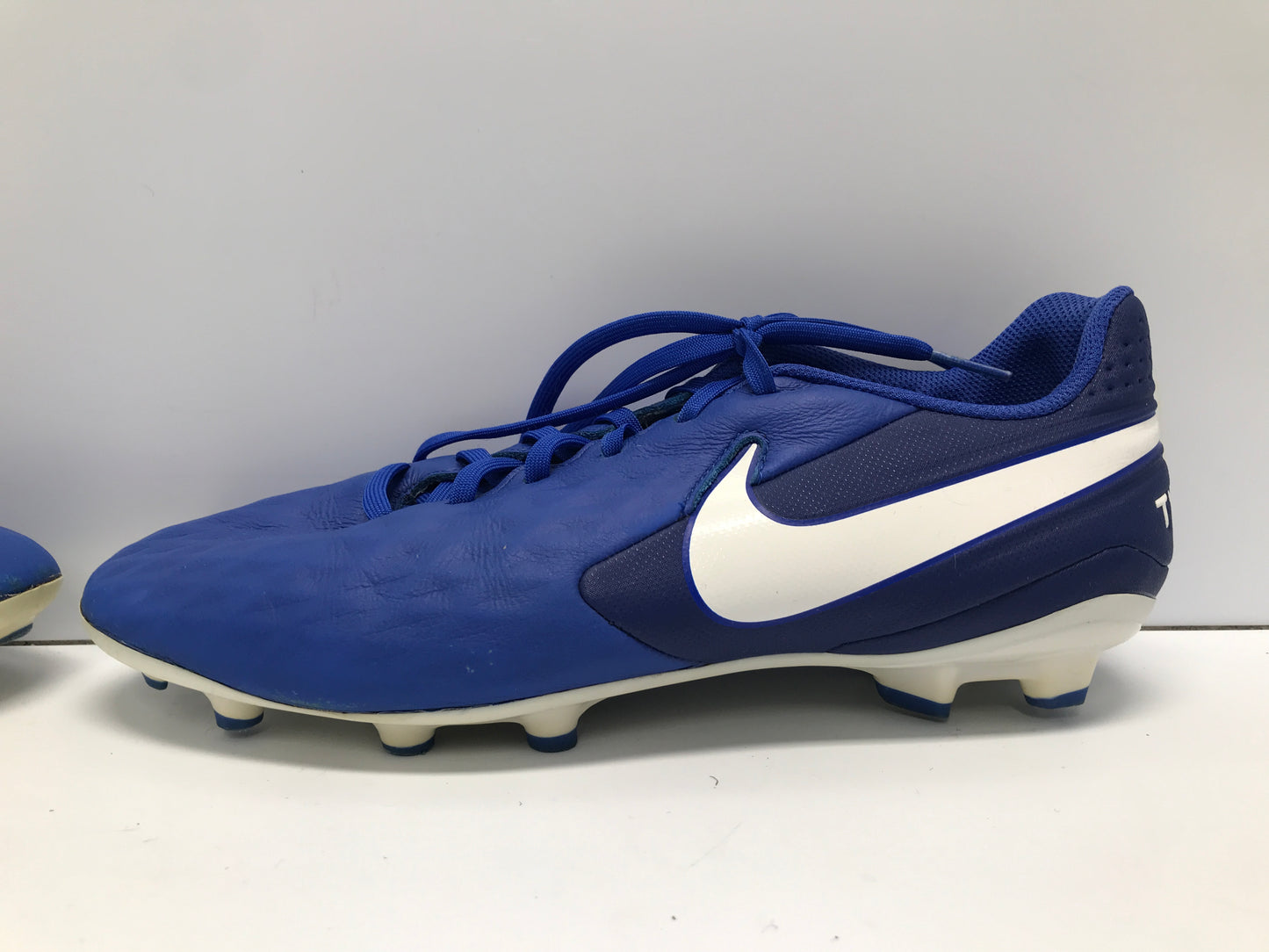 Soccer Shoes Cleats Men's Size 9.5 Nike Tiempo Blue