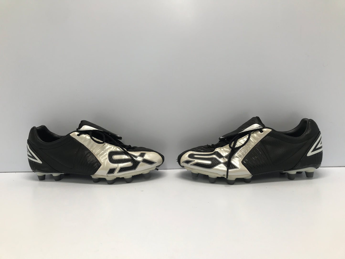 Soccer Shoes Cleats Men's Size 9 Umbro Black White