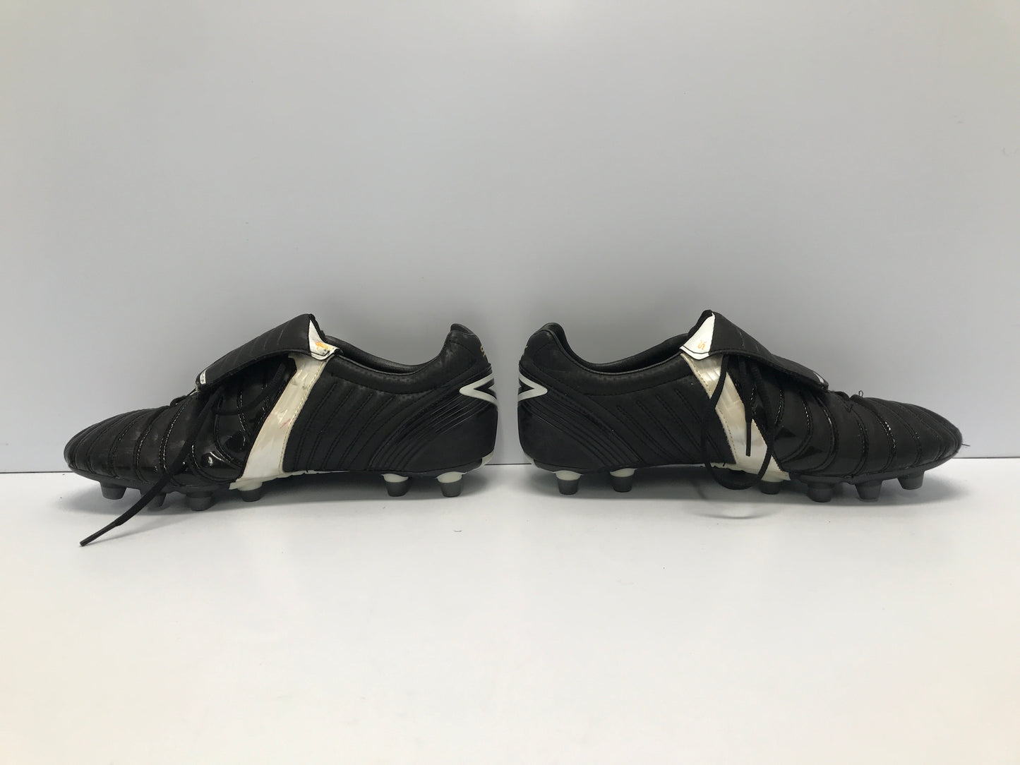 Soccer Shoes Cleats Men's Size 9 Umbro Black White