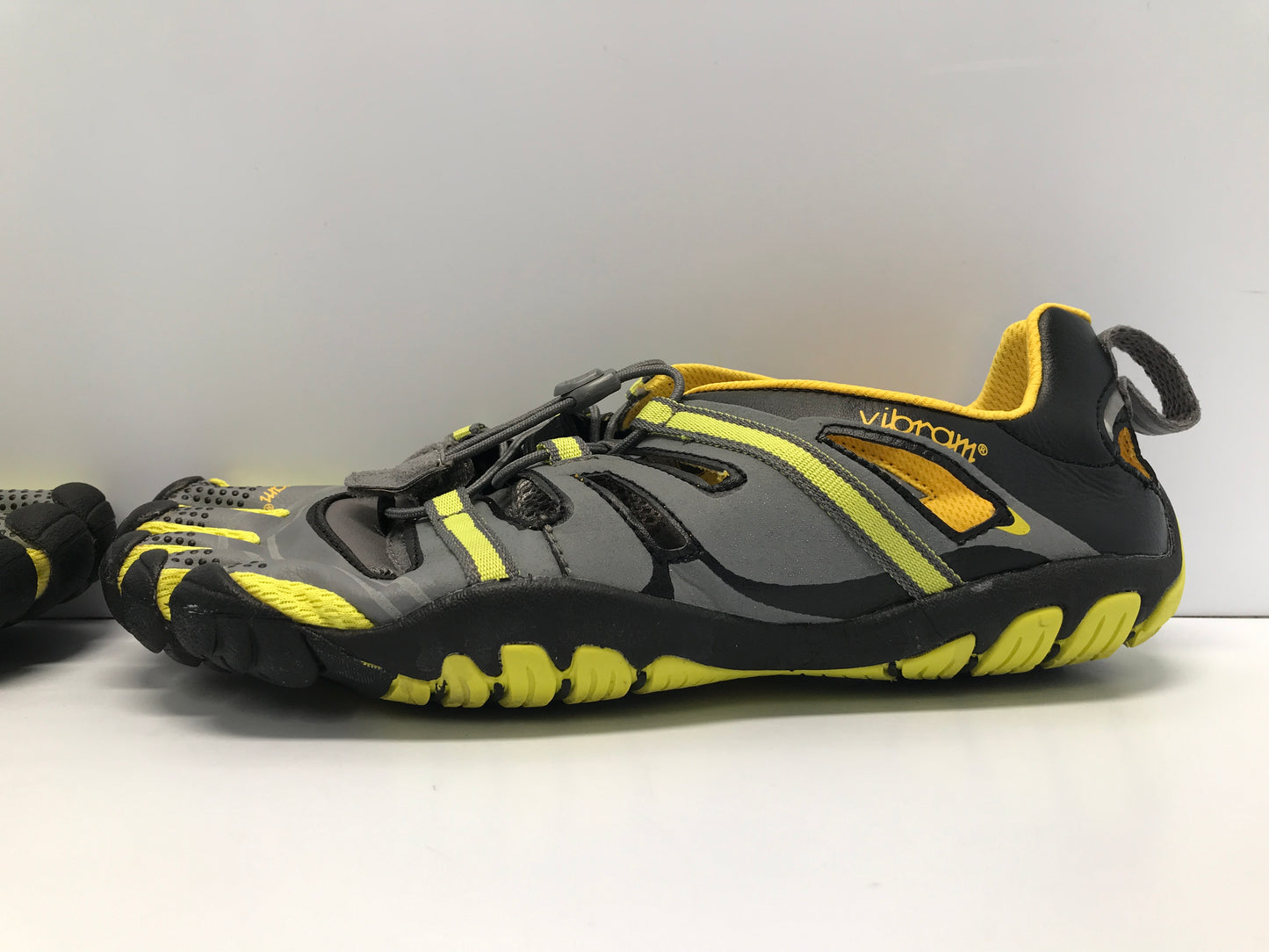 Vibram FiveFingers Men's Size 8.5 Walking Hiking Beach Shoes Grey Yellow Like New