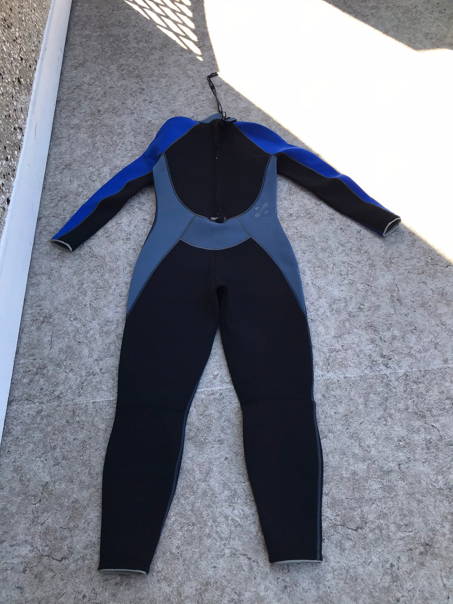 Wetsuit Men Size Medium Full 2- 3 mm Neoprene Bare Surf, Kayak, PaddleBoard Black Blue Excellent