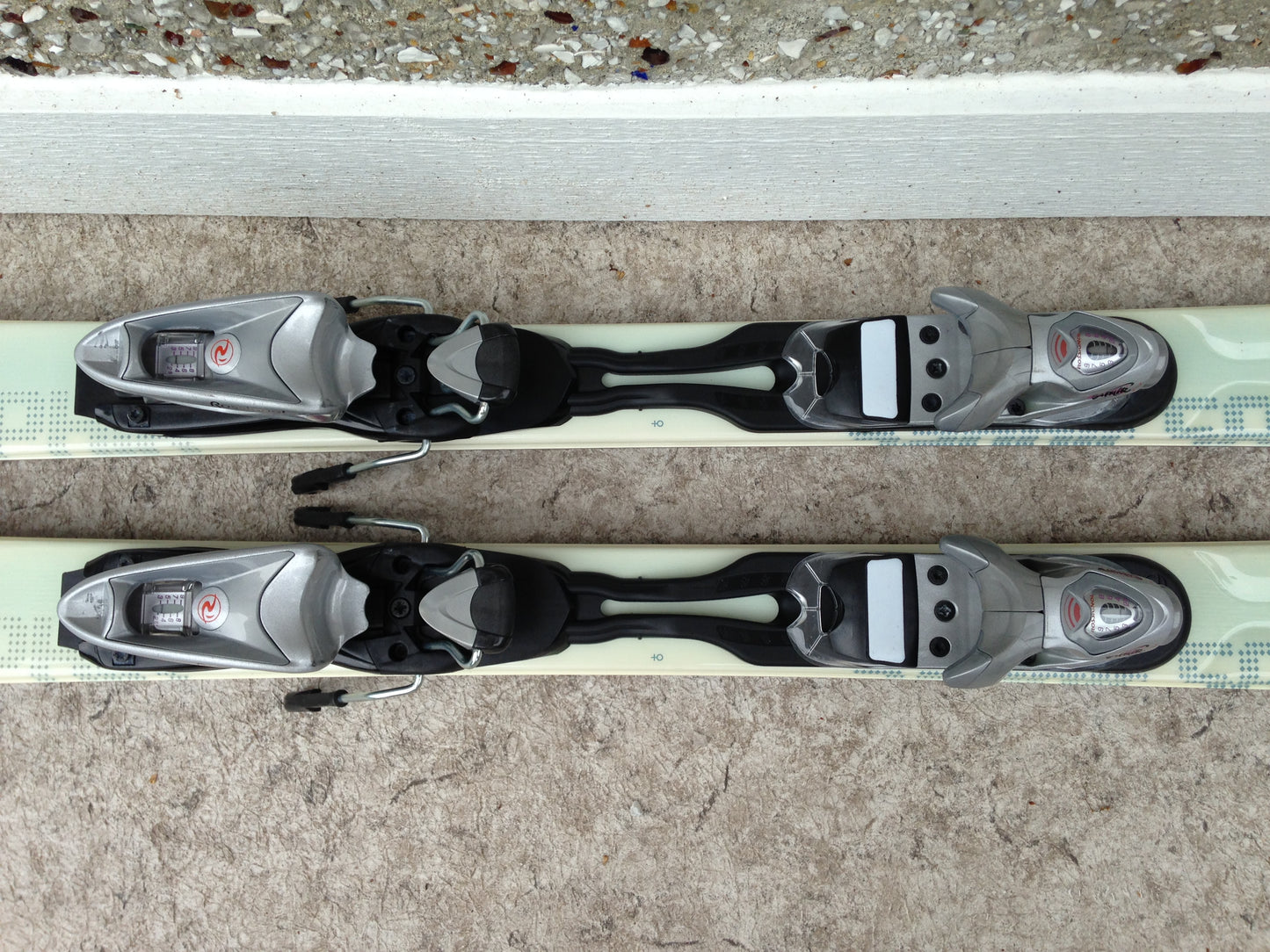 Ski 154 Rossignol Saphire Parabolic Aqua and Lace As New With Bindings Used Once
