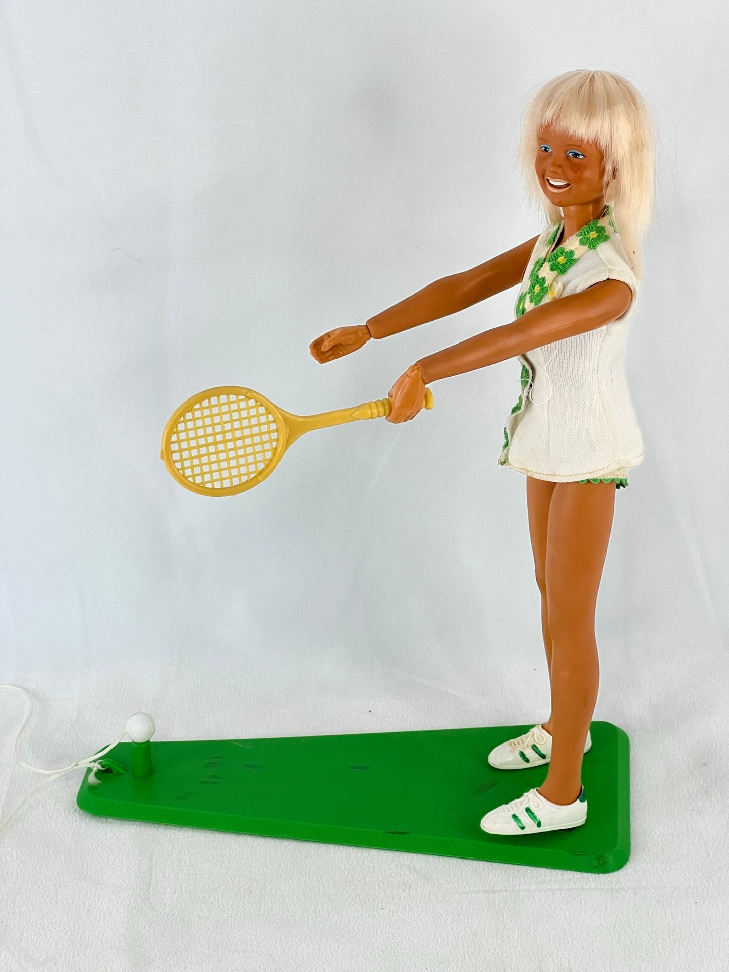 1974 Barbie Vintage Kenner Dusty Doll Bend Twist And Turn in Original Outfit with Her Tennis Accessories DE 3093