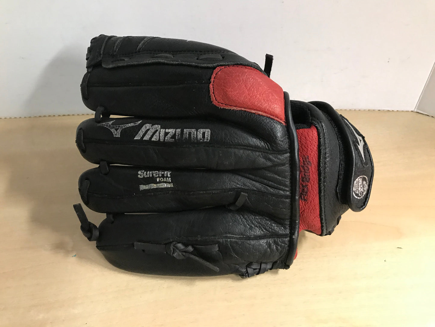 Baseball Glove Adult Size 11.5 inch Mizuno Max Flex Black Red Leather Fits on Left Hand Excellent