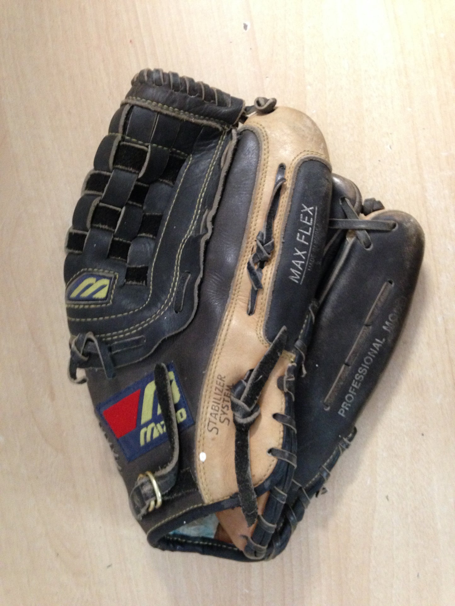 Baseball Glove Adult Size 12.5 inch Mizuno Leather Black Tan Fits on Left Hand