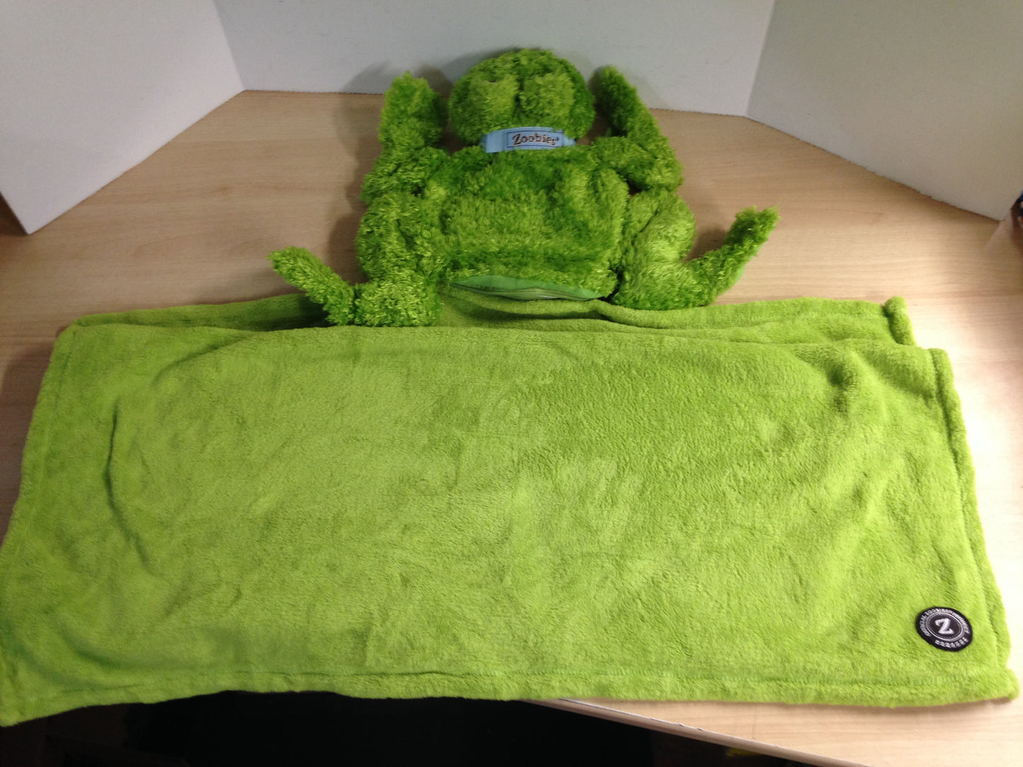 Blanket Pets Zoobies Flavio The Frog AnimalPillow With Large Comfy Blanket 35 x 55 inch All In One As New