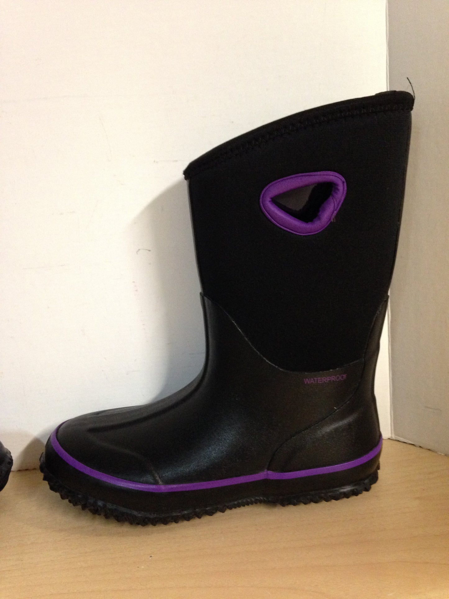 Bogs Style Child Size 3 Neoprene Rubber Rain Winter Boots Waterproof Black and Purple Excellent