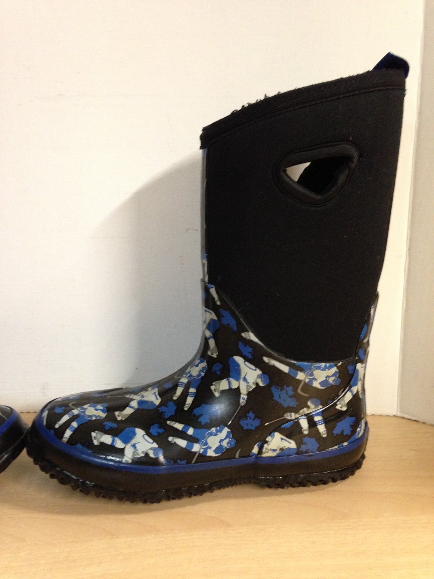 Bogs Style Child Size 4 Storm Neoprene Rubber Rain Winter Boots Waterproof Black Blue Hockey Excellent