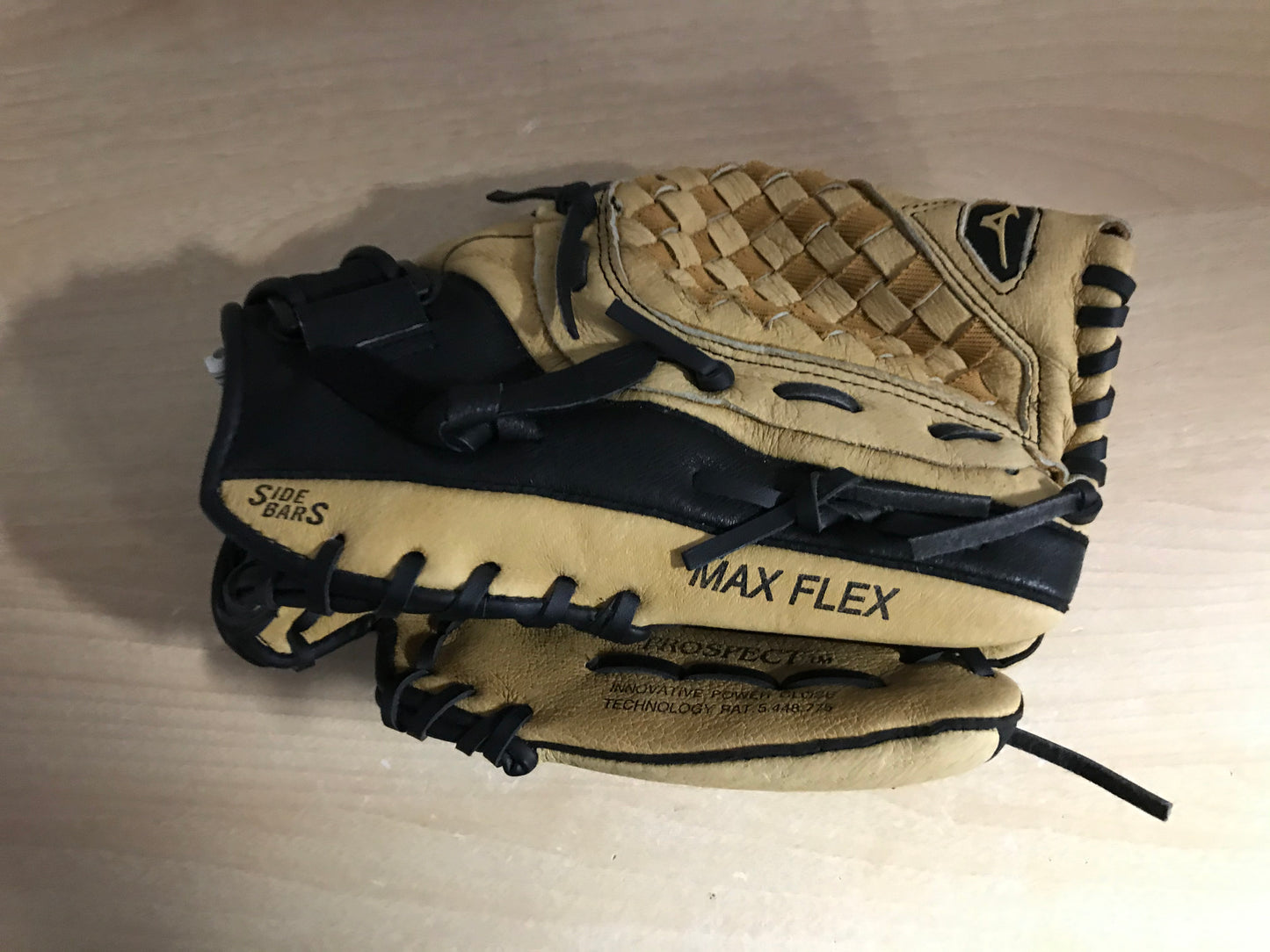 Baseball Glove Adult Size 11.5 inch Mizuno Max Flex Black Brown Soft Leather Fits on LEFT Hand As New