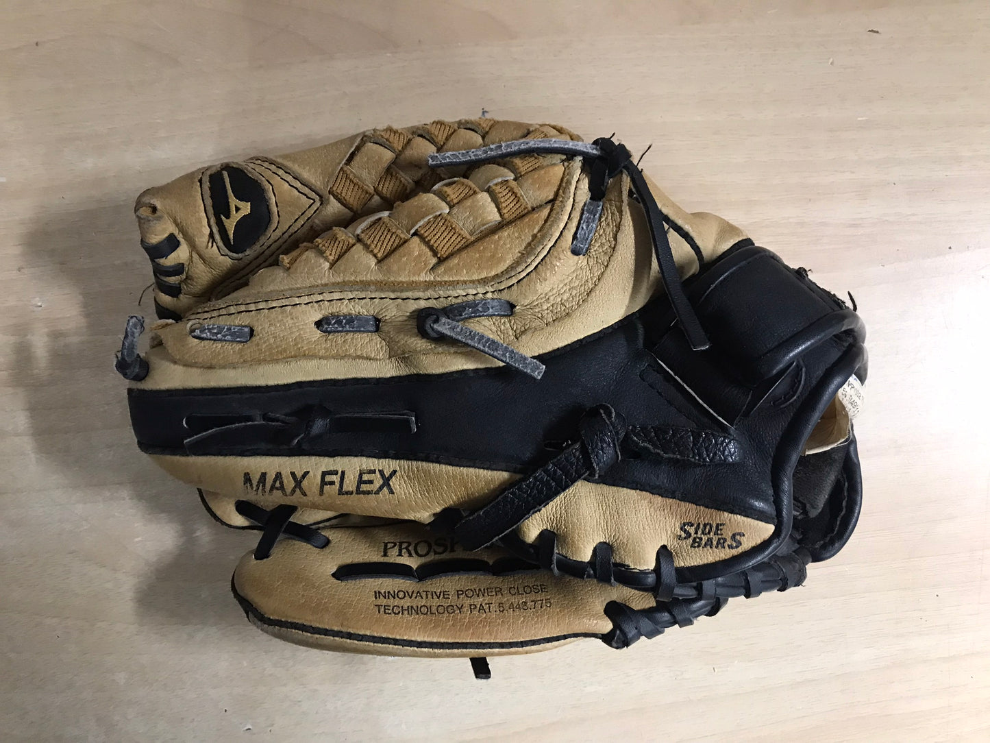 Baseball Glove Adult Size 11.5 inch Mizuno Tan Black Leather Fits on RIGHT Hand