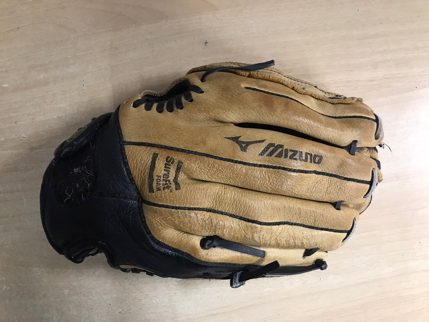 Baseball Glove Adult Size 11.5 inch Mizuno Tan Black Leather Fits on RIGHT Hand