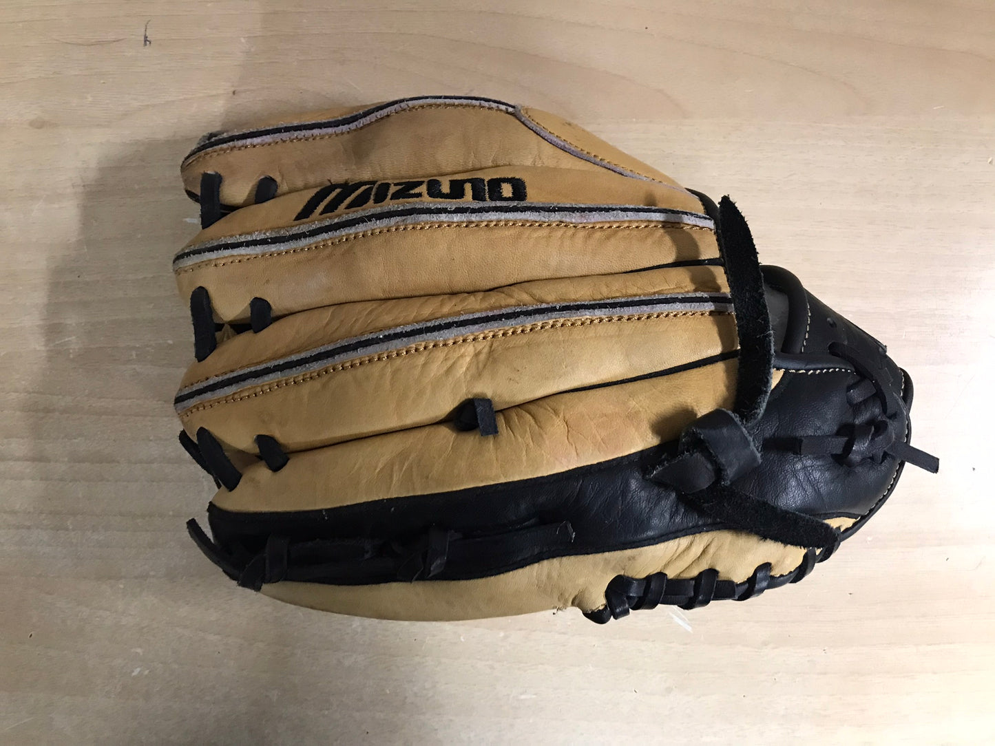 Baseball Glove Adult Size 11 inch Mizuno Black Tan Leather Fits on Left Hand Excellent As New
