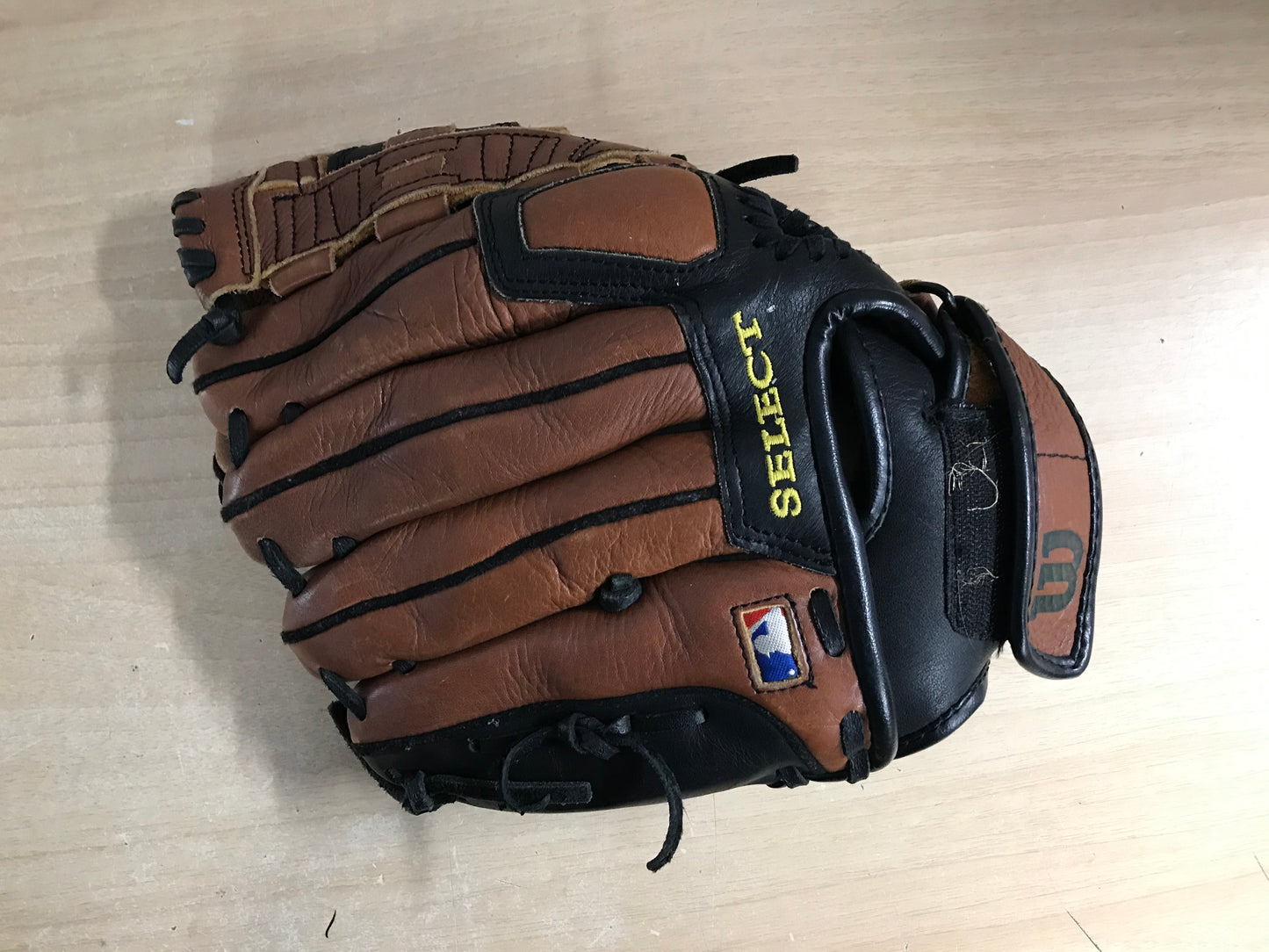 Baseball Glove Adult Size 11 inch  Wilson Black Brown  Leather Fits on Left Hand