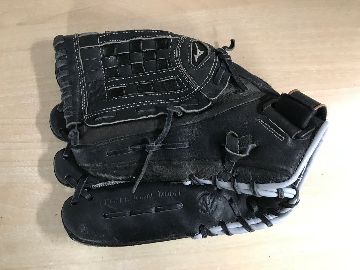 Baseball Glove Adult Size 12.5 inch Mizuno  Leather Black Fits on RIGHT Hand