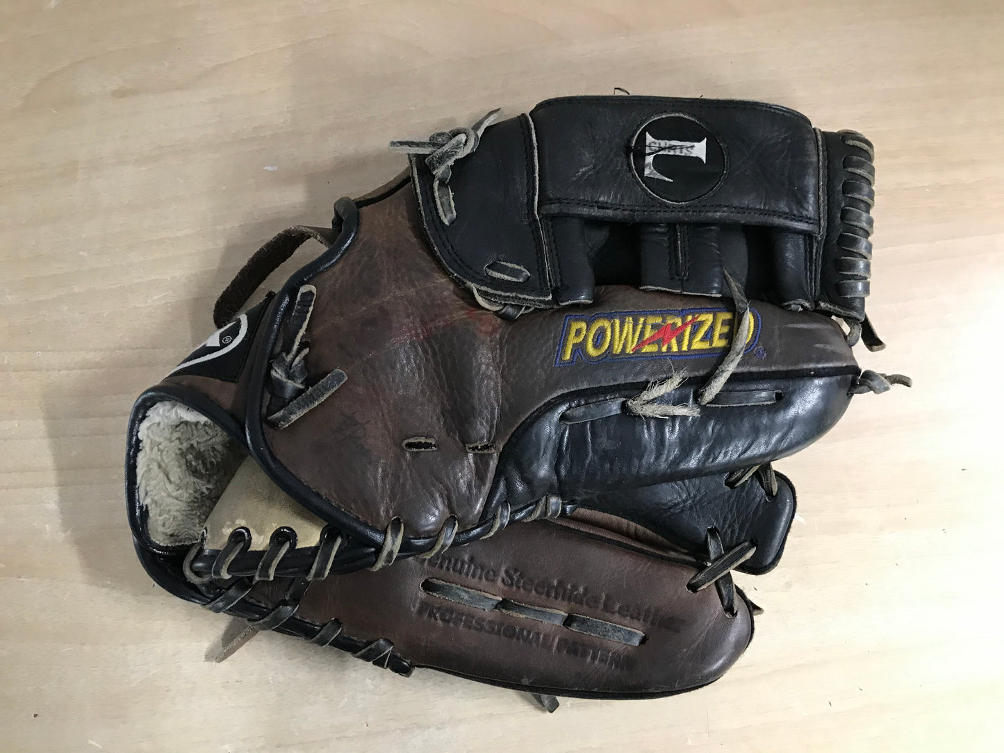 Baseball Glove Adult Size 12 inch  Lousiville Slugger  Black Brown  Leather Fits on Left Hand