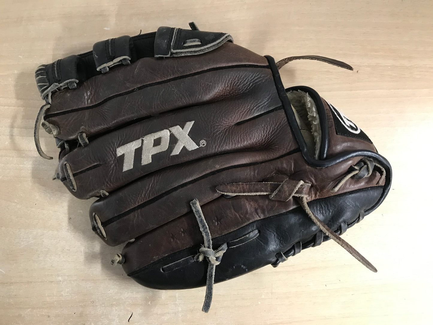 Baseball Glove Adult Size 12 inch  Lousiville Slugger  Black Brown  Leather Fits on Left Hand