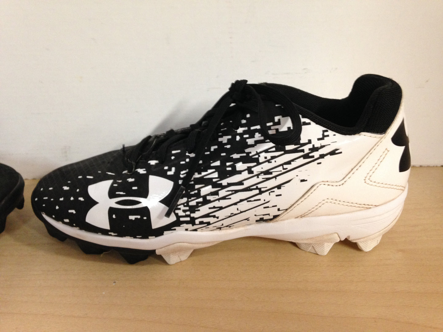 Baseball Shoes Cleats Child Size 4 Under Armour Black White