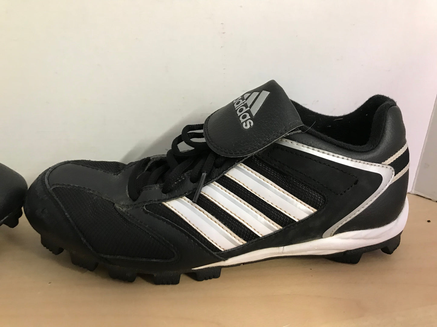 Baseball Shoes Cleats Men's Size 8.5 Adidas  Black Grey
